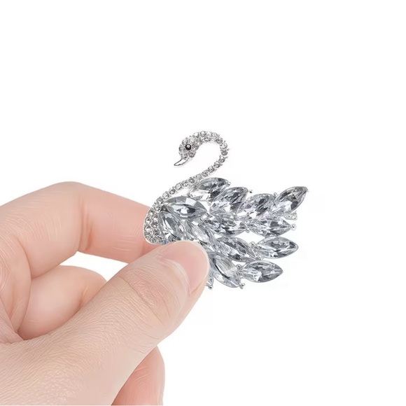 Noble Swan Statement Brooch - Picture 2 of 9